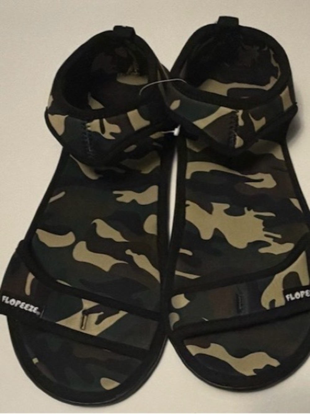 NWOT Men’s Flopeeze Lightweight Water-Friendly Camo Print Strappy Sandals